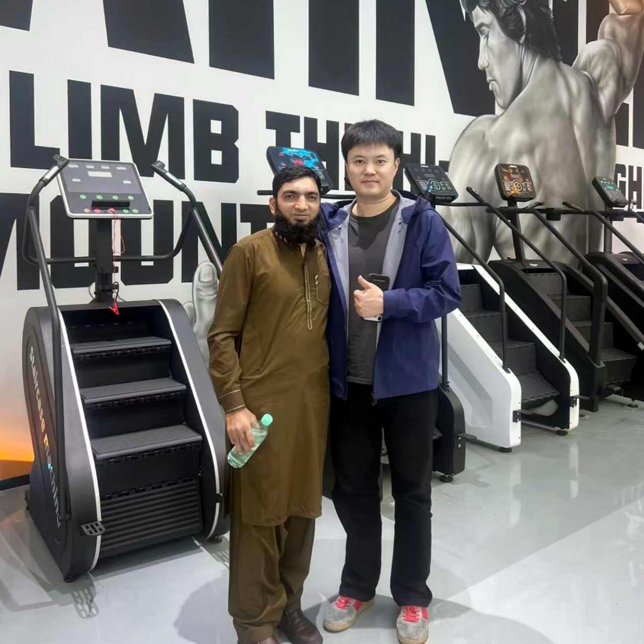 yingruis Fitness Equipment Technology Co., Ltd. Pakistanlı Müştərilər üçün 30 Əyri Qaçış Yolu Sifarişini Uğurla Tamamladı